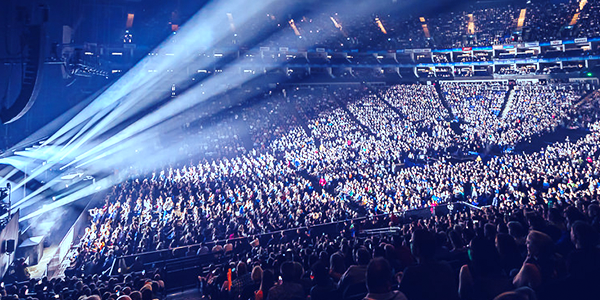 Image of standing floor crowd in The O2 arena 